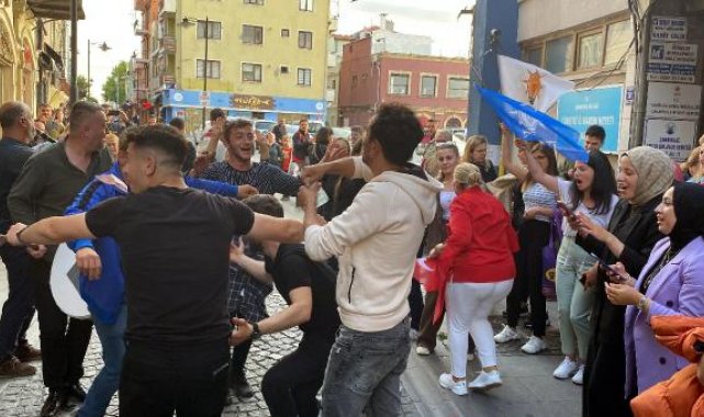 Çanakkale'de davullu, zurnalı seçim kutlaması