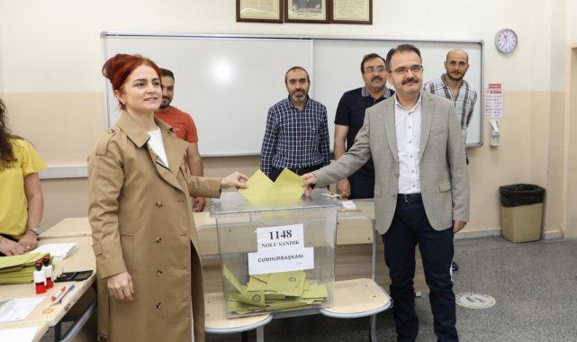 Çankırı Valisi Abdullah Ayaz, oyunu eşi ile birlikte kullandı