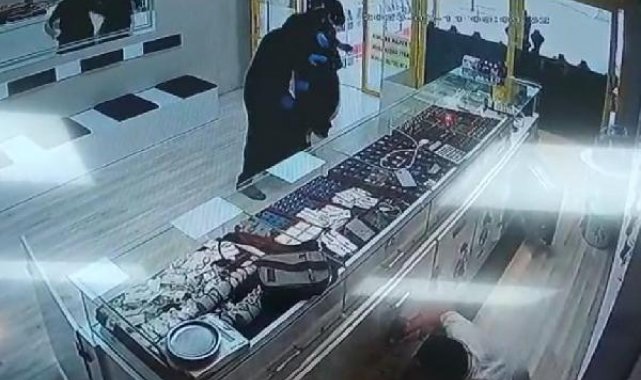 Çarşaflı 3 erkeğin kuyumcu soygunu girişimi kamerada