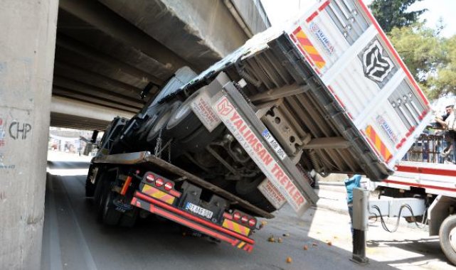 Çekicinin taşıdığı kamyonun kasası, otoyol köprüsüne sıkıştı