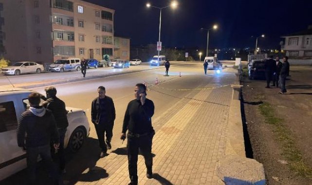 CHP İl Başkanının park halindeki aracının yanında havaya ateş açan 2 kişiye gözaltı