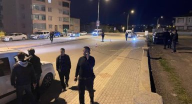 CHP İl Başkanının park halindeki aracının yanında havaya ateş açan 2 kişiye gözaltı