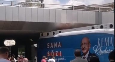 CHP seçim otobüsü köprüye sıkıştı