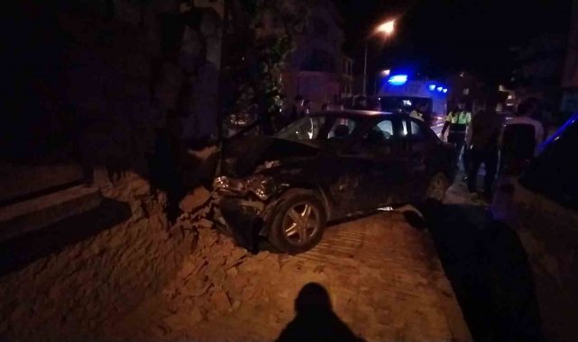 Çorum'da iki otomobil çarpıştı: 3 yaralı