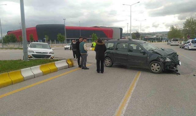 Çorum'da iki otomobilin karıştığı kazada 1 kişi yaralandı