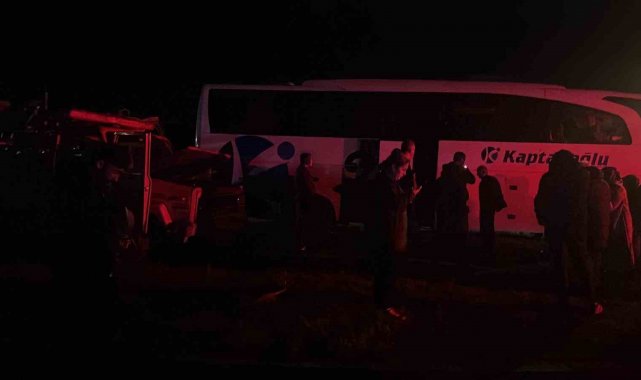 D100'de otobüs ile kamyonet çarpıştı: 1 yaralı