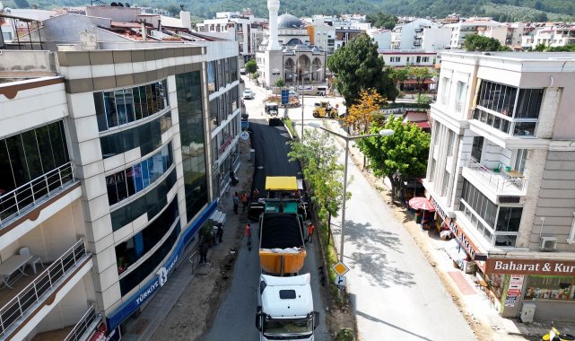 Davutlar Mahallesi'ne 25 bin metrekare sıcak asfalt