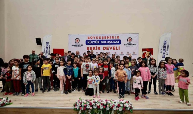 Denizli Büyükşehir afetzedelere moral oluyor