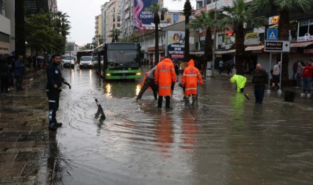 Denizli'de sağanak; mazgallar tıkandı, cadde ve sokaklar suyla doldu
