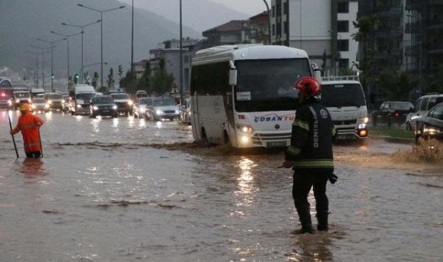 Denizli'de sağanak yağış etkili oldu