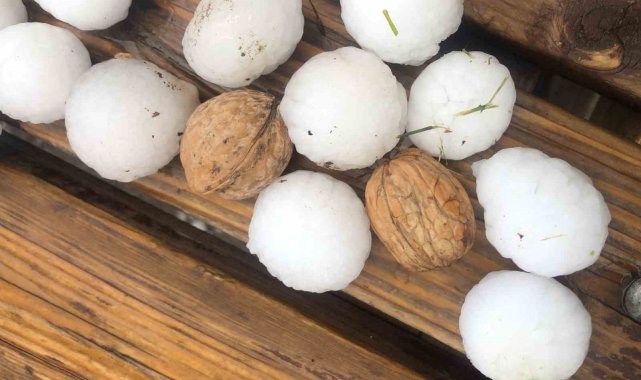 Denizli'ye ceviz büyüklüğünde dolu yağdı