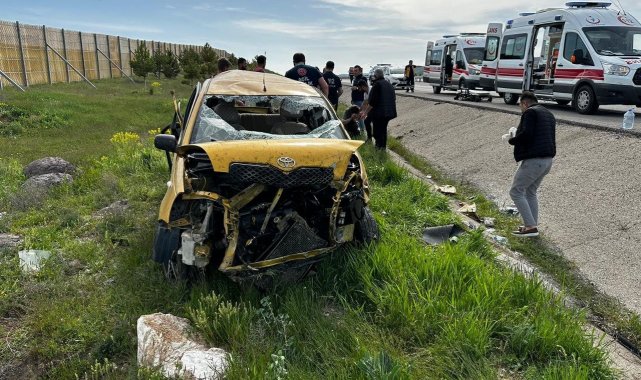 Deprem bölgesine oy vermeye gittiler, dönüş yolunda takla attılar