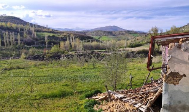 Deprem sonrası döndüğü evinin yıkıldığını bahçesinde yarık oluştuğunu gördü
