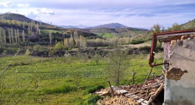 Deprem sonrası döndüğü evinin yıkıldığını bahçesinde yarık oluştuğunu gördü