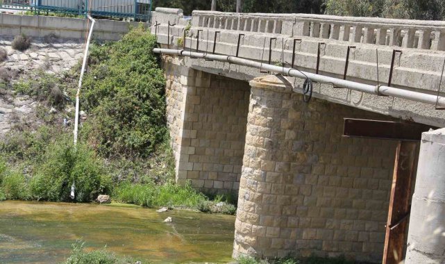 Depremde 200 yıllık tarihi köprü ayakta kaldı