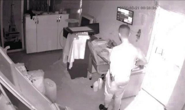 Depremde hasar gören apartmandan hırsızlık güvenlik kamerasında