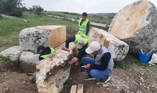 Depremde yıkılan tokalaşma sütunu yeniden ayağa kaldırılıyor