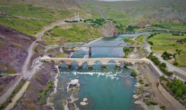 Depremlere meydan okuyan tarihi Palu Köprüsü ilk günkü ihtişamını koruyor