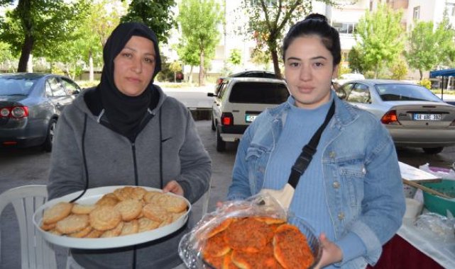 Depremzede eltiler, Aksaray'da Hatay'ın yöresel yemeklerini yapıp satıyor