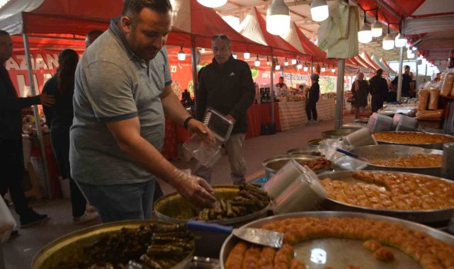 Depremzede esnaf kendi yörelerinin damak lezzetlerini Ayvalık'ta buluşturdu