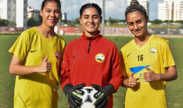 Depremzede kadın futbolcular hayallerine top koşturuyor