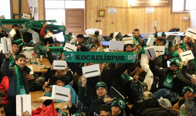 Depremzede öğrencilere tablet hediyesi