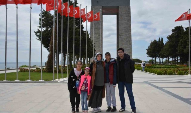 Depremzede vatandaşlar şehitlikleri ziyaret etti