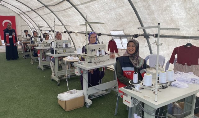 Depremzedeler için çadırlarda üretim yapıyorlar