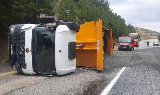 Devrilen kamyondan dökülen mıcır ulaşımı aksattı
