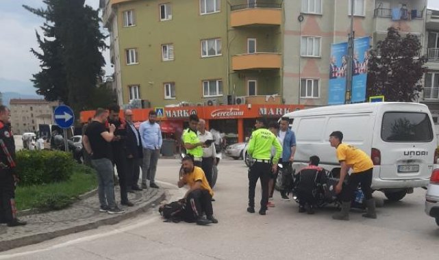 Devriye atarken motosikletiyle aniden yola çıkan minibüse çarpan polis, yaralandı