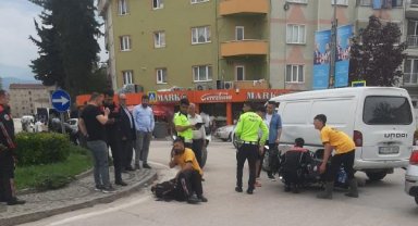 Devriye atarken motosikletiyle aniden yola çıkan minibüse çarpan polis, yaralandı