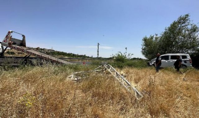 Direğe çarpan hafif ticari aracın sürücüsü yaralandı