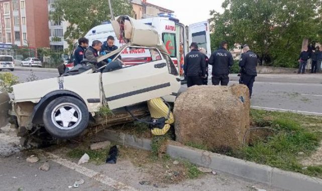 Direğe çarpan otomobil ikiye bölündü: 1 ölü, 2 yaralı