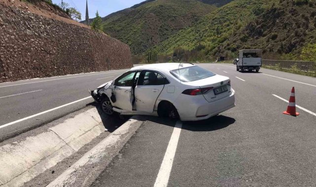 Direksiyon hâkimiyetini kaybeden sürücü otomobiliyle orta refüje düştü: 1 yaralı