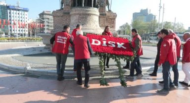 DİSK Taksim Cumhuriyet Anıtı'na çelenk bıraktı