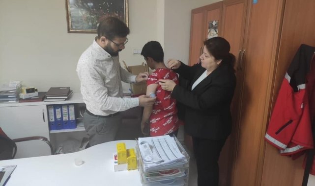 Diyabet hastası çocuk ve gençlere glikoz ölçüm cihazı dağıtıldı