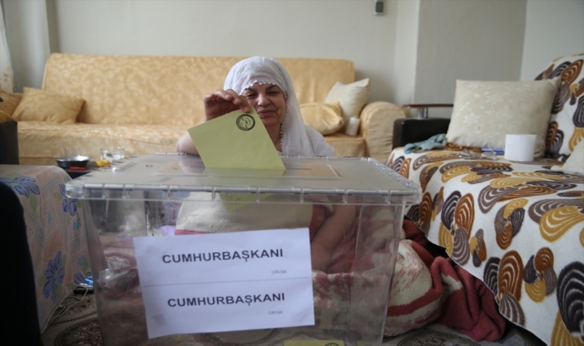 Diyarbakır ve Siirt'te hasta veya engelliler ekiplerin yardımıyla oylarını kullandı