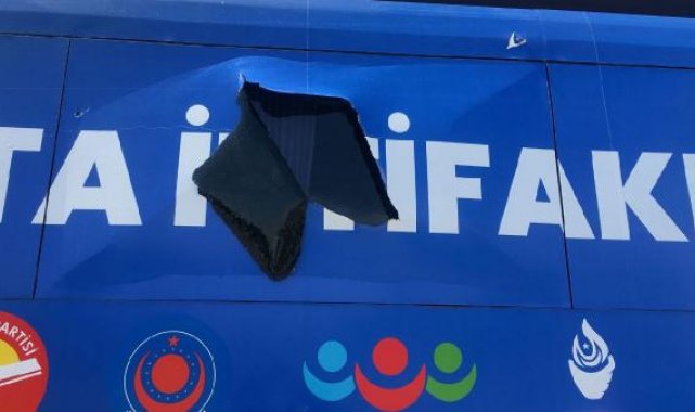 Diyarbakır'da ATA İttifakı'nın otobüsüne taşlı saldırı