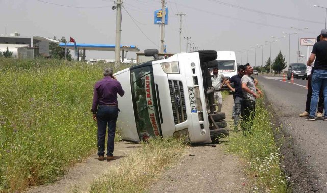 Diyarbakır'da minibüs şarampole yuvarlandı: 7 yaralı