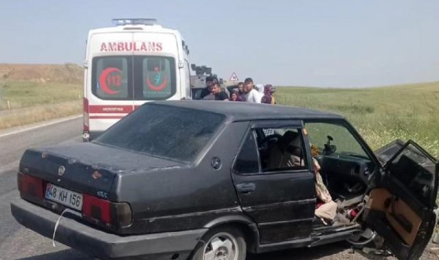 Diyarbakır'da otomobil bariyerlere çarptı: 3 yaralı