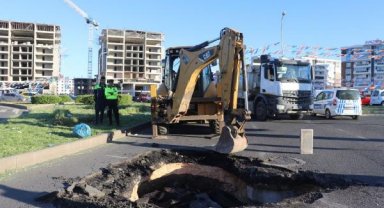 Diyarbakır'da yol çöktü