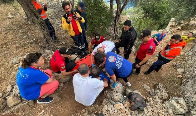 Doğa yürüyüşünde ayak bileği kırılan ABD'li turisti, 2 saat sedyeyle taşıdılar
