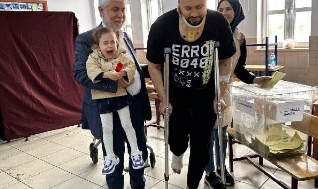 Doktor, dün kazada yaralandı bugün koltuk değnekleriyle oyunu kullandı