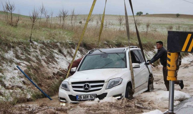 Dolu yağışından dolayı kayan otomobil su kanalına düştü