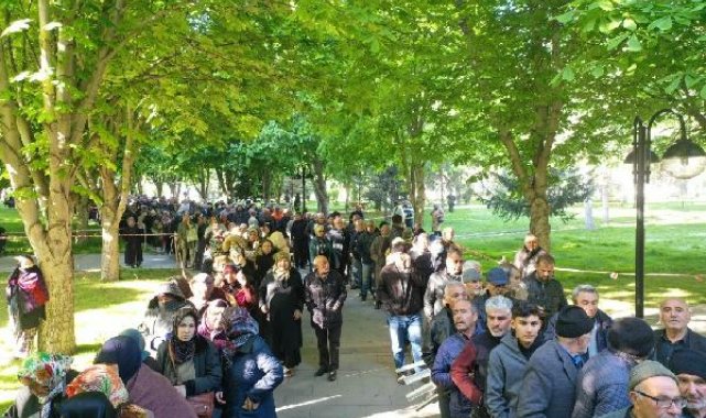 Domates fidesi dağıtımında metrelerce kuyruk oluştu