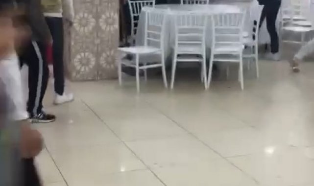 Düğünde meydan kavgası, masa ve sandalyeler havada böyle uçuştu