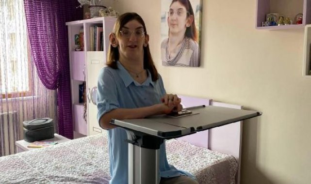 Dünyanın en uzun boylu kadını, evine getirilen sandıkla oy kullandı