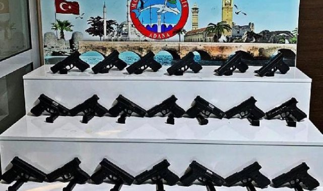 Durdurulan araçtan ruhsatsız 20 tabanca çıktı; 2 gözaltı