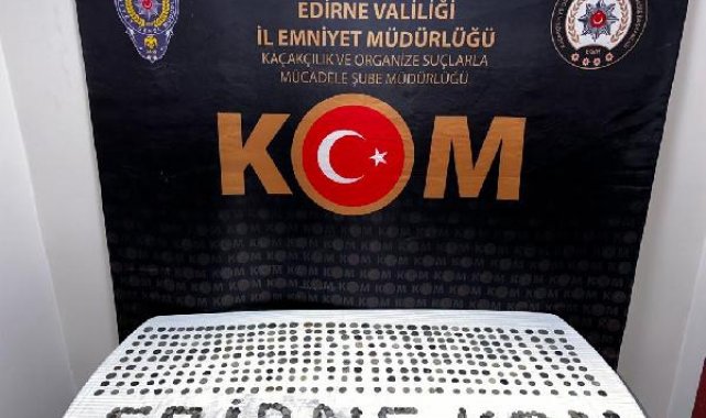 Edirne'de durdurulan otomobilde 940 adet sikke ele geçirildi; 6 gözaltı