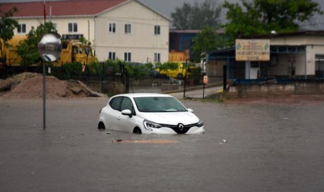 Edirne'de kuvvetli yağmur; evleri su bastı, araçlar yolda kaldı